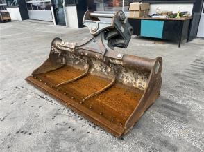Liebherr Grabenräumlöffel schwenkbar 2.400mm