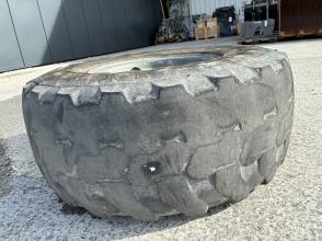 Dunlop Rad 405/70 R18 mit 8-Loch Felge